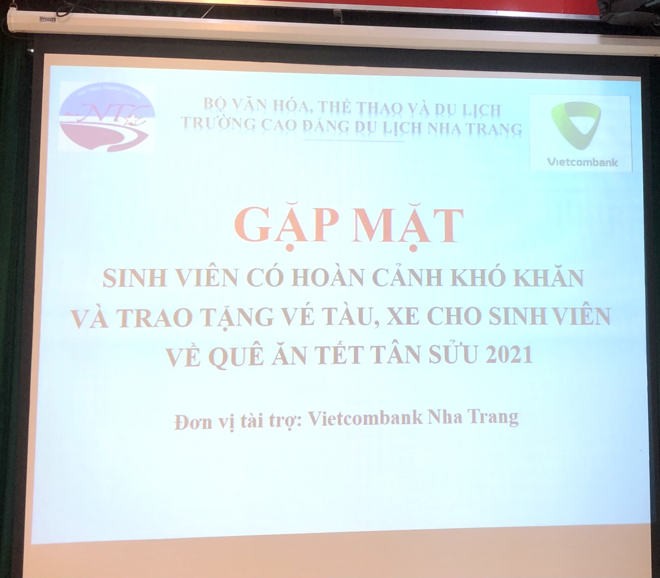 Gặp mặt trao tặng vé tàu, xe cho sinh viên về quê ăn Tết Tân Sửu 2021