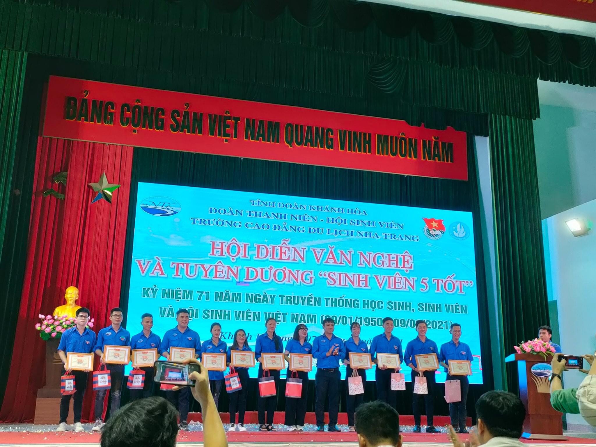 Hội diễn văn nghệ và Tuyên dương Sinh viên 5 tốt Kỷ niệm 71 năm ngày truyền thống HSSV