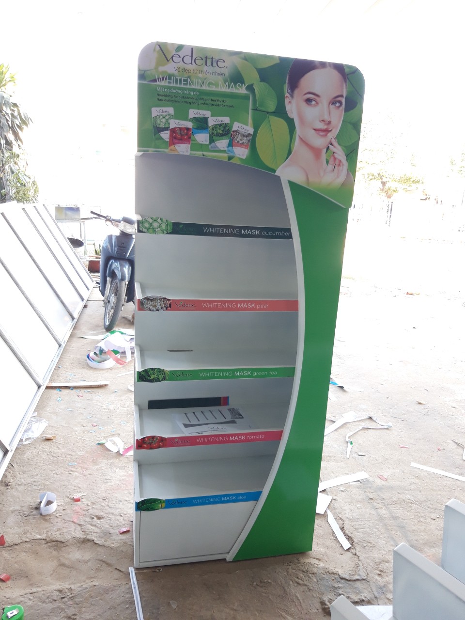Thi công Kệ quảng cáo nhãn hàng Mỹ phẩm Vedette - Nha Trang