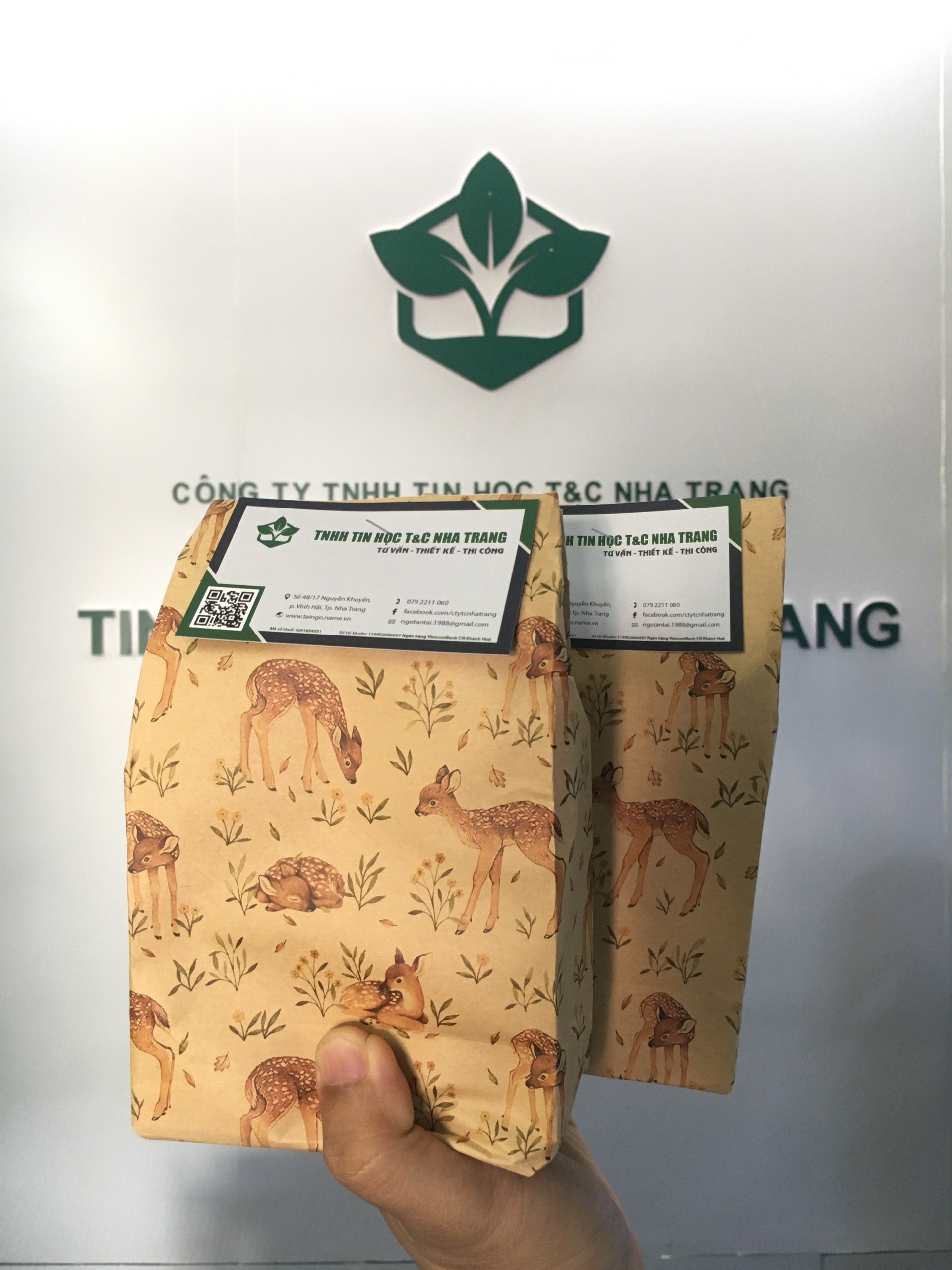 T&C tặng quà cho phòng giáo dục Nha Trang nhân ngày 30/04 